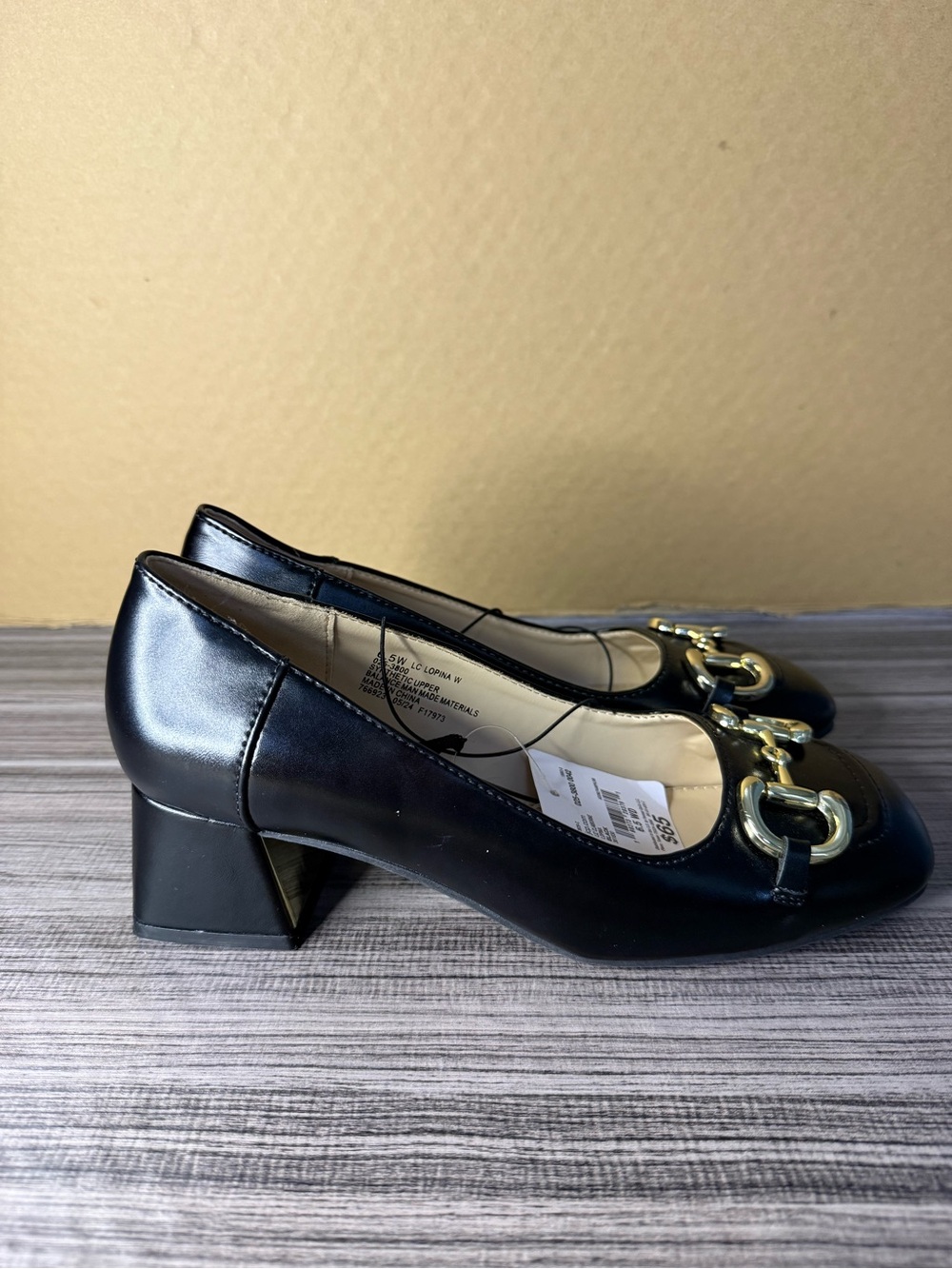Liz Claiborne Black Leather hills with Gold Buckle Accent - Picture 2 of 6